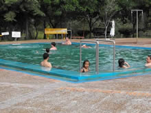 turistas disfrutando de las piscinas de termas de almiron