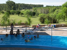 piscina con parque de fondo en las termas de guaviyu